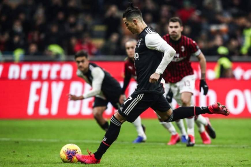 Cristiano Ronaldo al momento de realizar el penal para el empate de la Juventus. Foto AFP