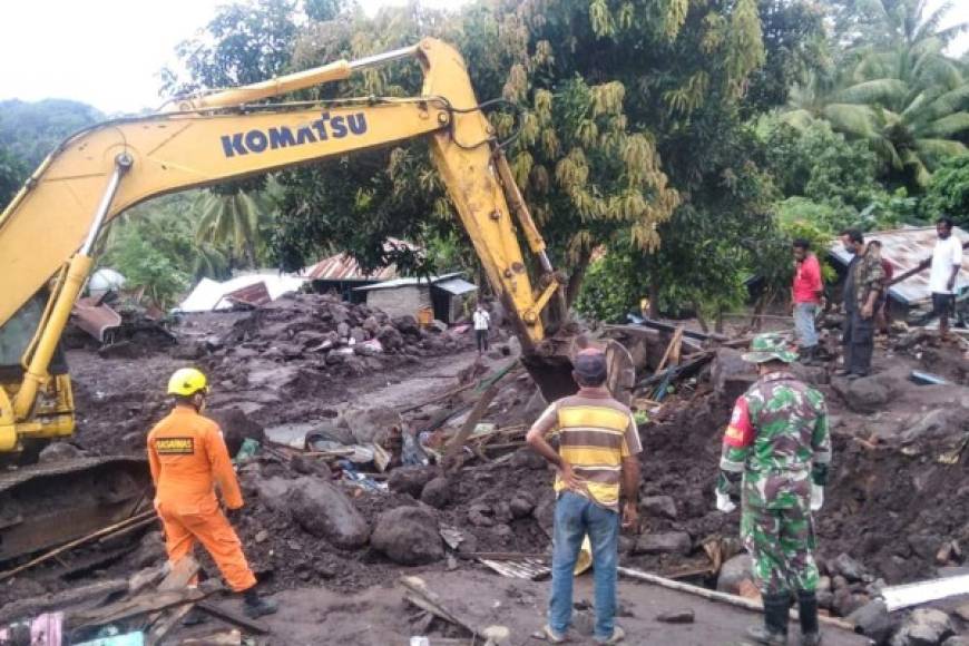 Los equipos de emergencia de Indonesia trabajan este miércoles a contrarreloj en varias islas del sur del país para tratar de encontrar a los 61 desaparecidos en las riadas de los últimos días, en las que han muerto 138 personas.