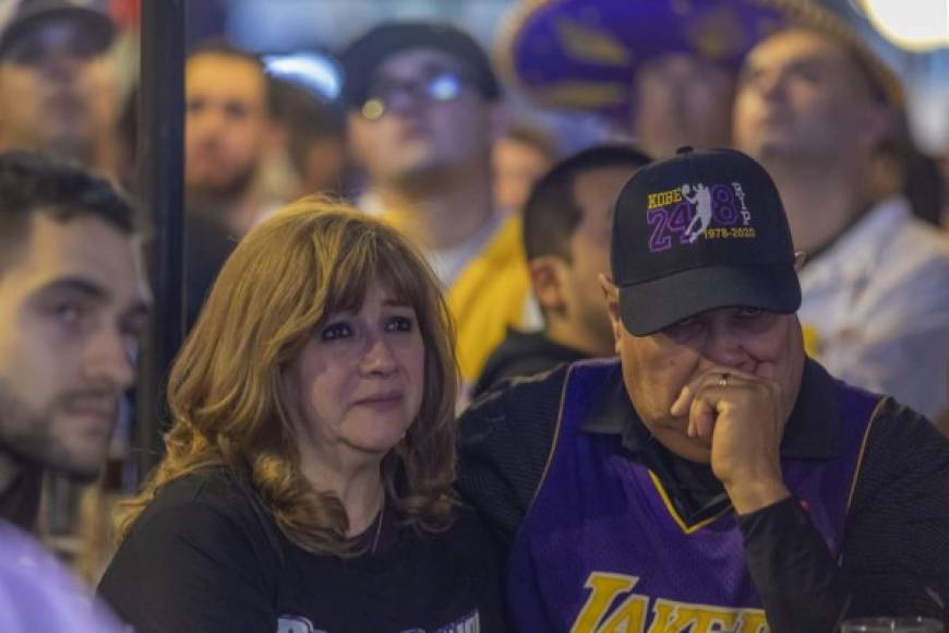 Algunos aficionados no pudieron contener las lágrimas en la cancha de los Lakers.