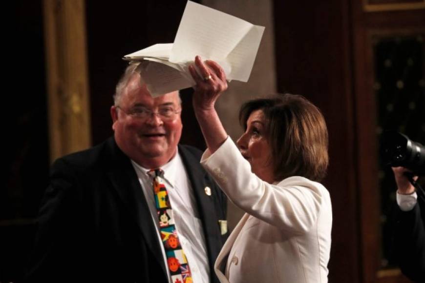 TOPSHOT - U.S. Speaker of the House Nancy Pelosi holds up her torn copy of President Donald Trump's speech after she tore it up at the conclusion of his State of the Union address at the US Capitol in Washington, DC, on February 4, 2020. (Photo by LEAH MILLIS / POOL / AFP)