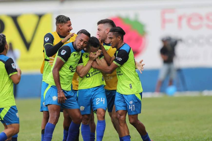 Omar Elvir celebrando con sus compañeros el gol de tiro libre que puso a ganar a los Potros del Olancho FC.