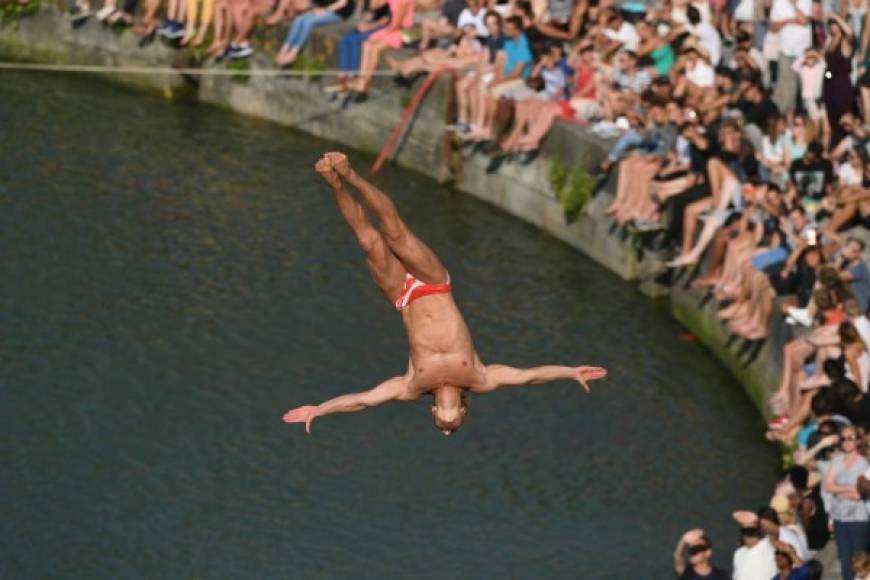 CLAVADOS. Sin miedo a las alturas. Kris Kolanus, de Polonia, se lanza desde la plataforma de 27.5 metros de alto en la torre de San Nicolás durante la Serie Mundial de Clavados al suroeste de Francia. Foto: AFP/Xavier Leoty