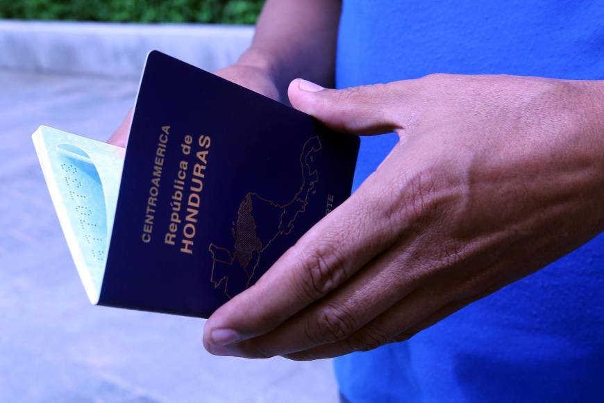En el pasaporte con bandera azul turquesa se puede apreciar que la palabra “corriente” está bien escrita.