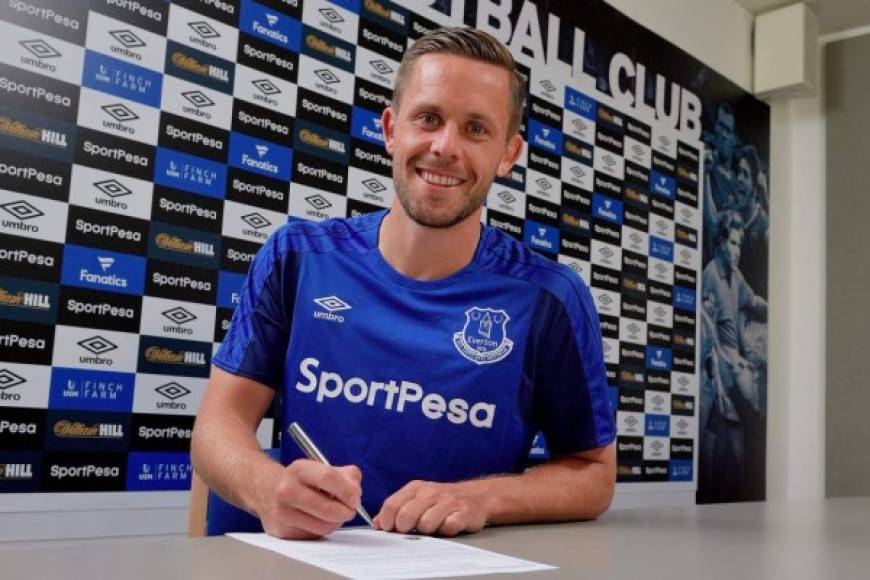 Gylfi Sigurosson, internacional de Islandia, ha sido fichado por el Everton por 50 millones. El mediocentro de 27 años llega procedente del Swansea City.