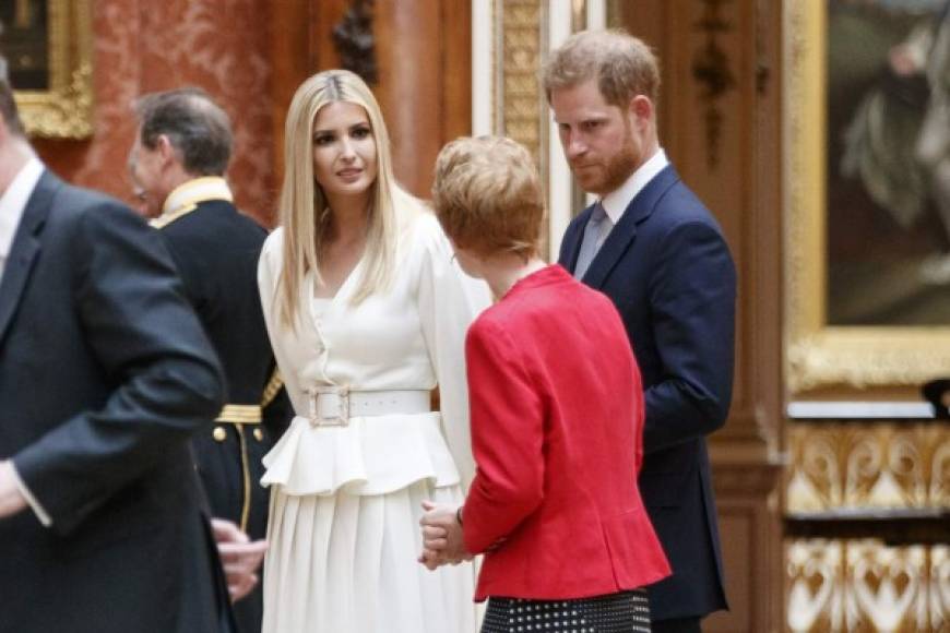 Ivanka Trump (C), daughter of US President Donald Trump, and Britain's Prince Harry, Duke of Sussex, (R) view displays of US items of the Royal Collection at Buckingham palace at Buckingham Palace in central London on June 3, 2019, on the first day of the US president and First Lady's three-day State Visit to the UK. - Britain rolled out the red carpet for US President Donald Trump on June 3 as he arrived in Britain for a state visit already overshadowed by his outspoken remarks on Brexit. (Photo by Tolga AKMEN / various sources / AFP)
