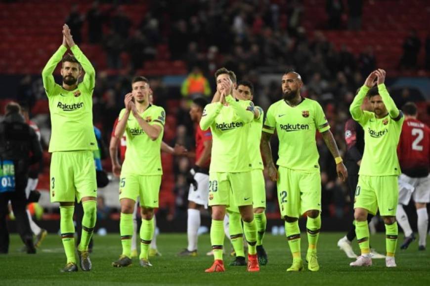 Los jugadores del Barcelona saludan a los aficionados del Barcelona que viajaron a Manchester.