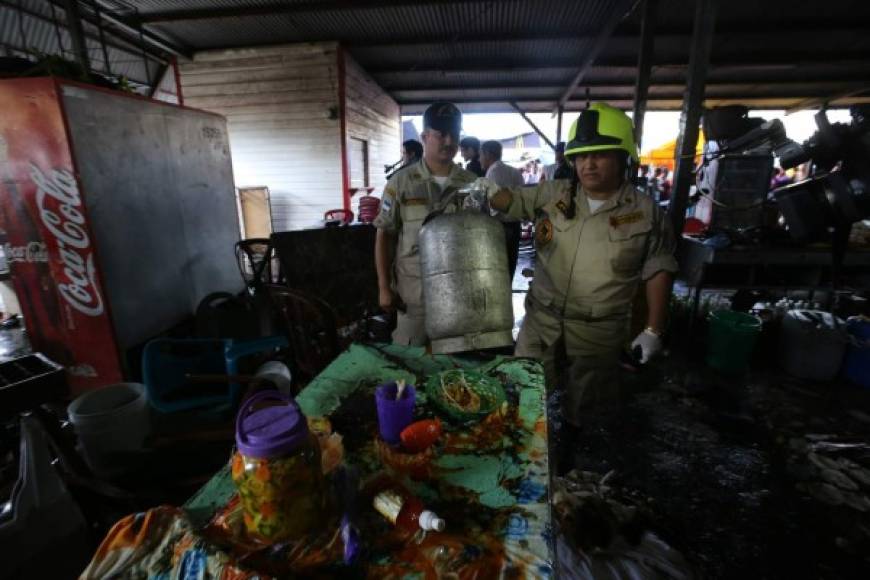 Los bomberos inspeccionaron los chimbos de gas en el mercado.