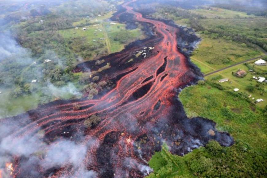 El servicio volcánico del USGS informó que un flujo de lava avanzaba 'rápidamente' de la fisura 8 en horas de la madrugada, poco después de una explosión en el cráter que causó una nube de cenizas de 4.572 metros sobre el nivel del mar.