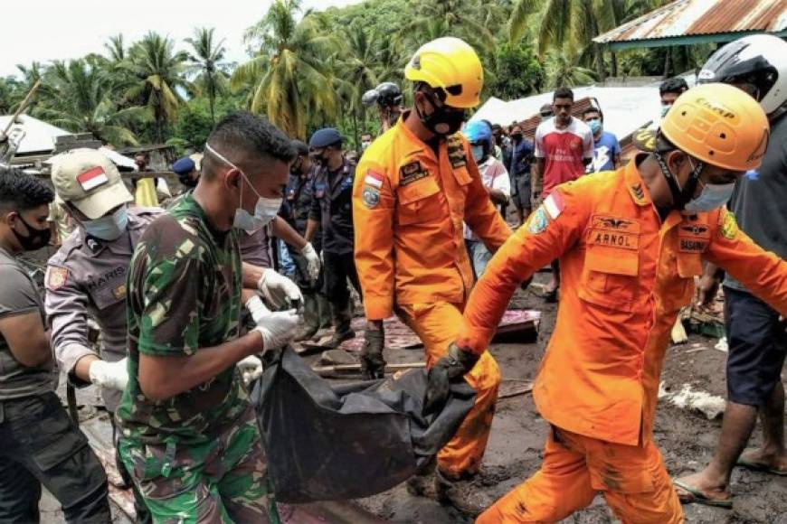 <br/>Yakarta, 7 abr (EFE).- Los equipos de emergencia de Indonesia trabajan este miércoles a contrarreloj en varias islas del sur del país para tratar de encontrar a los 61 desaparecidos en las riadas de los últimos días, en las que han muerto 138 personas.<br/><br/>Las lluvias que golpean la región dificultan las tareas en las que se han movilizado casi una decena helicópteros para distribuir alimentos y otros materiales de primera necesidad en las zonas más remotas y donde los efectivos de rescate tienen complicado el acceso, apunta la agencia para la gestión de desastres.<br/><br/>El temporal de lluvia a causa del paso del ciclón tropical Seroja azotó desde el fin de semana varias islas del archipiélago indonesio y la vecina Timor Oriental, donde se han registrado al menos 27 fallecidos.