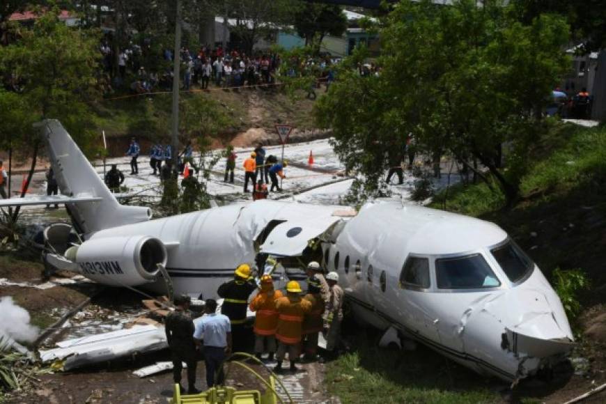 El Aeropuerto Internacional de Toncontín, ubicado en Tegucigalpa, Honduras, también está catalogado como uno de los más peligrosos del mundo, según un documental de History Channel.<br/><br/>En esta terminal aérea se han registrado varios accidentes aéreos graves. Uno de estos ocurrió en 1989, cuando un avión de la Fuerza Aérea de Estados Unidos se salió de la pista y se estrelló contra la autopista incendiándose y matando a 7 personas. El segundo ocurrió el 30 de mayo de 2008 y murieron cinco personas.<br/><br/>El 22 de mayo de 2018, un jet privado estadounidense se salió de la pista dejando a 7 personas heridas.