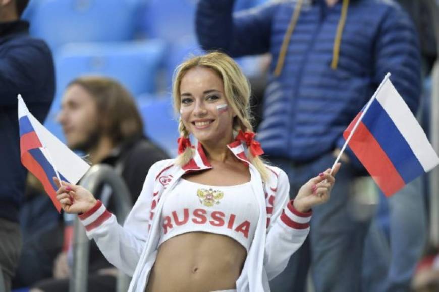 La rusas también apoyaron con su belleza a la selección anfitriona. / Foto AFP