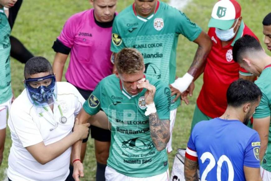 El defensa uruguayo recibió asistencia médica en el campo y tuvo que salir del mismo.