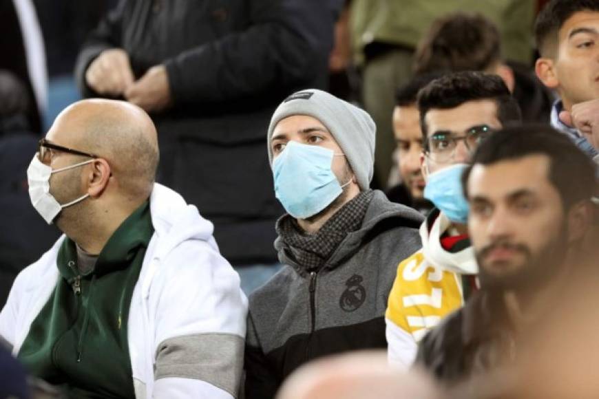 Varios aficionados portaron mascarillas en el estadio Santiago Bernabéu por temor al coronavirus.