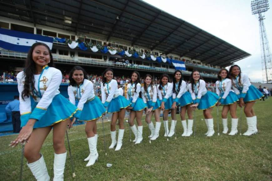 Las chicas se lucieron con sus coreografías y sensuales bailes. El público las premió con sonoros aplausos.