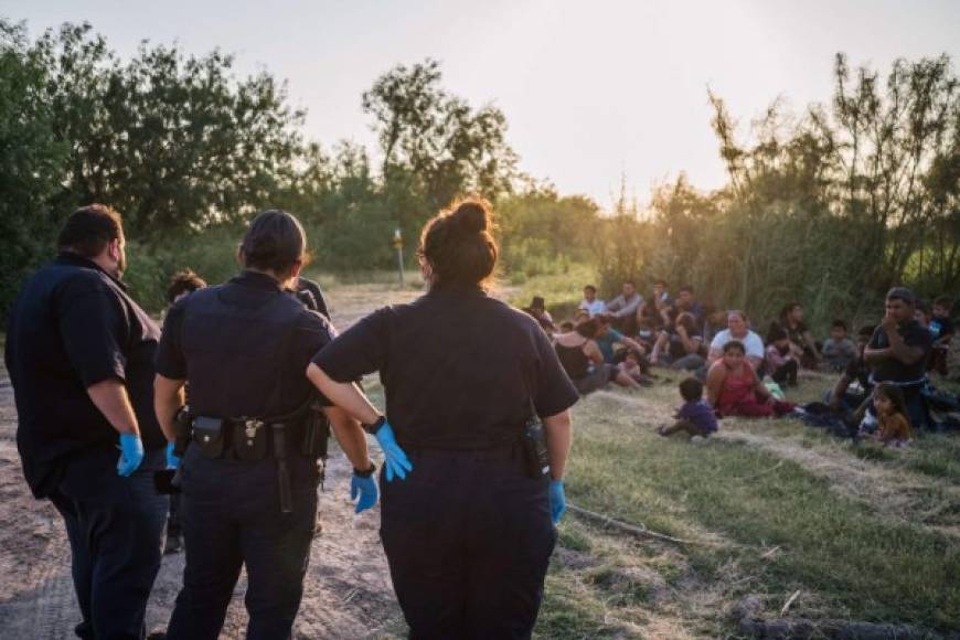 Las familias migrantes son enviadas a centros de detención que han comenzado a desbordarse por lo que las autoridades preparan una prisión en San Antonio para enviar a los adultos detenidos tras cruzar ilegalmente la frontera.