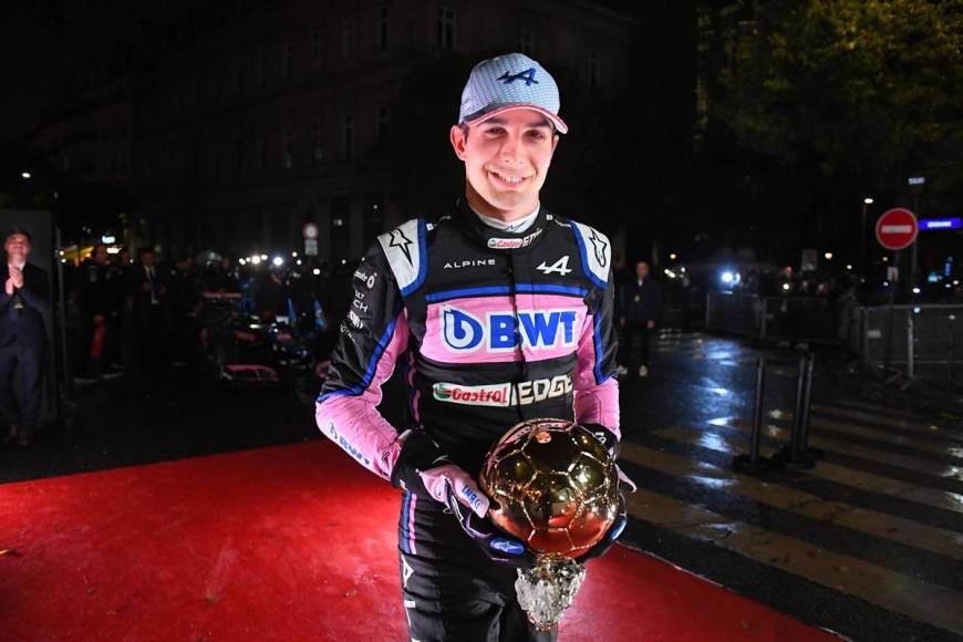 Esteban Ocon, piloto francés de la Escudería Alpine de Fórmula 1, fue el encargado de llevar el trofeo del Balón de Oro a la ceremonia.