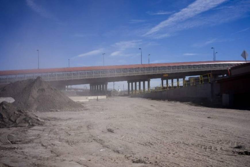 El número de migrantes en el puente entre Chihuahua y Texas aumenta cada día, indicaron las autoridades mexicanas.