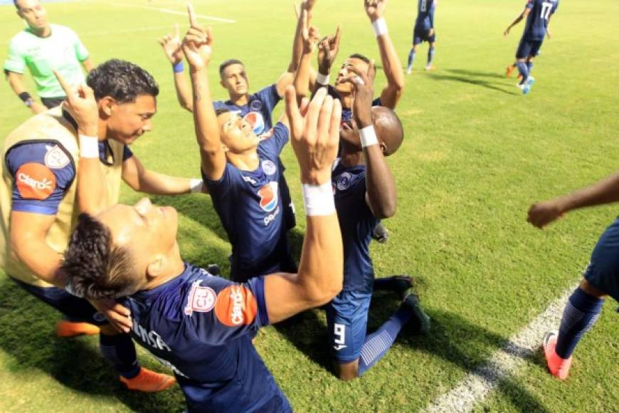 Los jugadores del Motagua celebrando el 1-0, gol de Rubilio Castillo, contra el Olimpia.