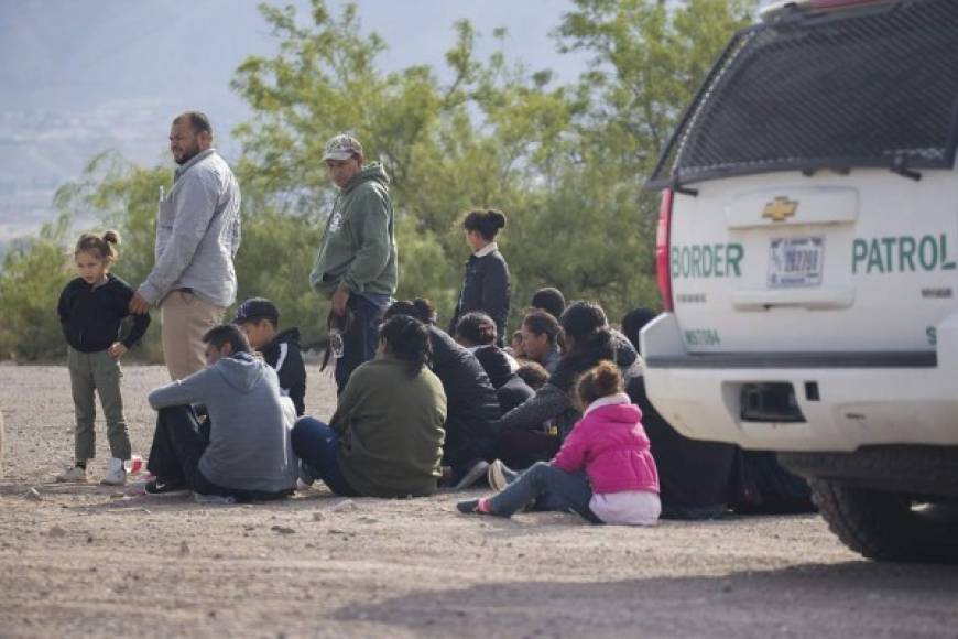 El número de migrantes detenidos en la frontera entre Estados Unidos y México superó los 100,000 mensuales en los últimos meses, incluido un nuevo récord de 58,474 personas que cruzaron en abril.