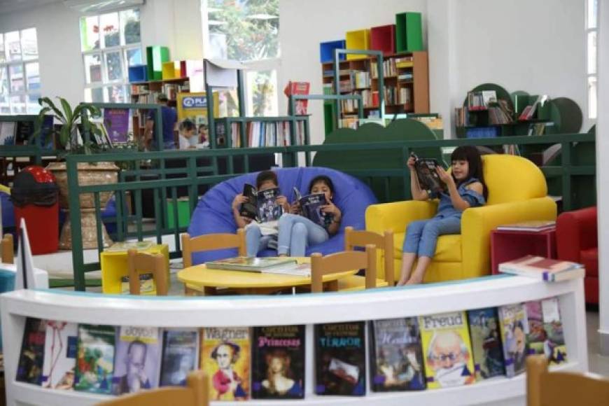 La impecable y ostentosa arquitectura la hace destacar por dentro y por fuera. Adultos y niños se fascinan el descubrir la belleza que encierra.