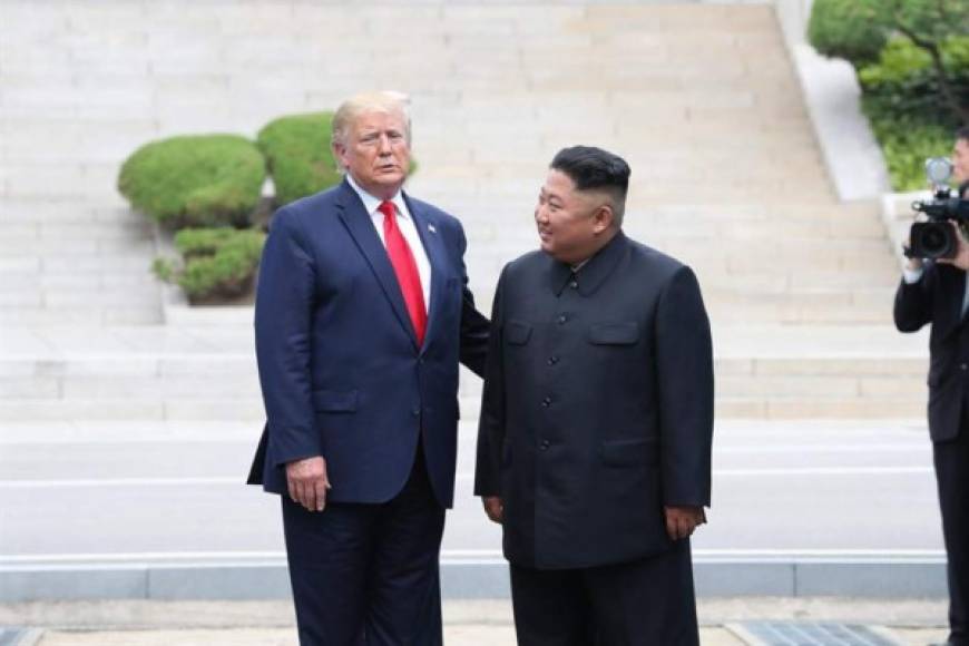 Donald Trump hizo historia este domingo al convertirse en el primer presidente de Estados Unidos en pisar suelo norcoreano, en un sorpresivo encuentro con Kim Jong Un que permitió reactivar las negociaciones sobre el programa nuclear.