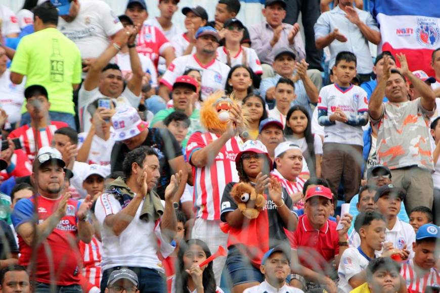 Los aficionados olimpistas ponen el ambiente en las gradas del estadio Nacional Chelato Uclés.