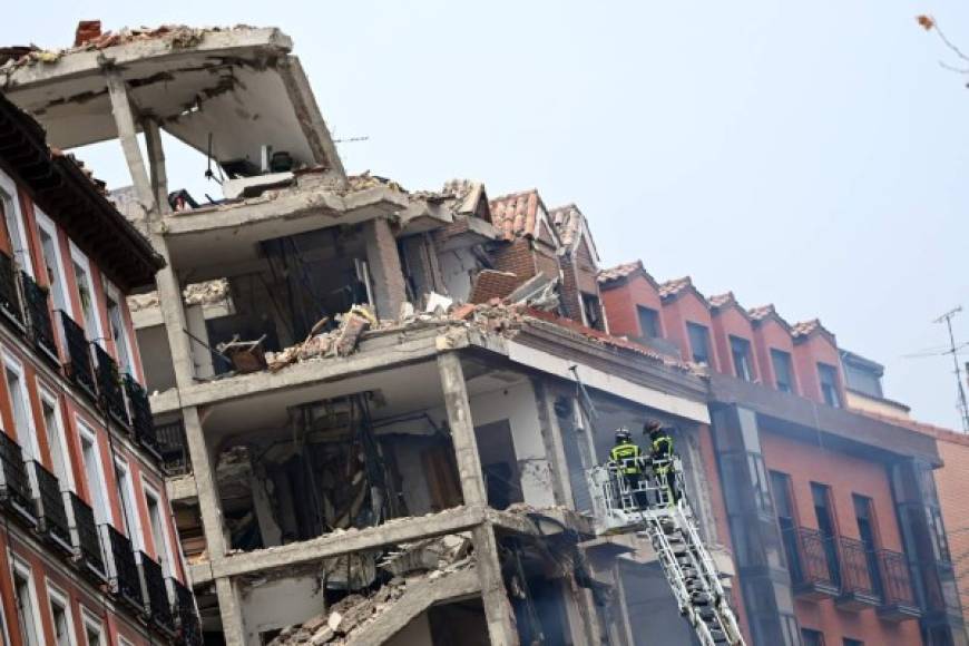 Las imágenes muestran que varias plantas del edificio, ubicado en la calle Toledo, la parte frontal saltó por los aires, quedando solo unas pocas columnas sosteniendo la estructura. Foto AFP