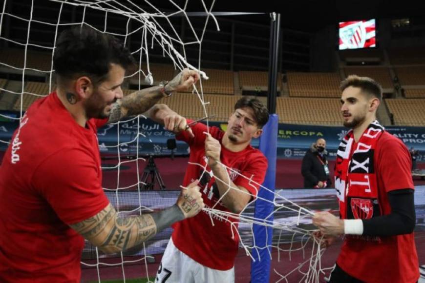 Los jugadores del Athletic se quisieron llevar el recuerdo de la portería en donde se dio el gol que les dio la Supercopa española.