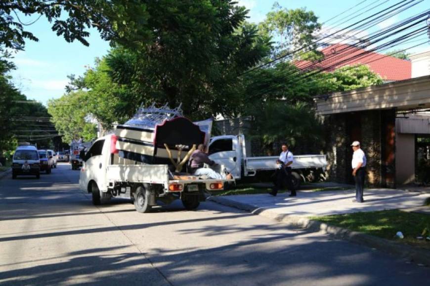 Varios camiones cargados de enseres salieron ayer martes de la residencia del empresario y político Yani Rosenthal.