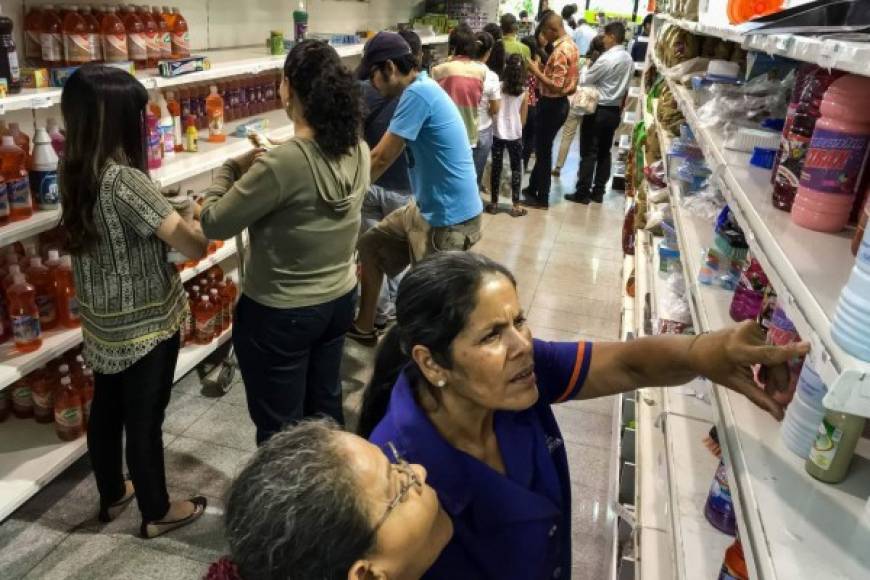 Algunos comerciantes esperan que pase la ola de fiscalizaciones o cerraron a la espera de que se aclaren las medidas y cómo asumirán el aumento de 3.400% del salario mínimo ordenado por Maduro.