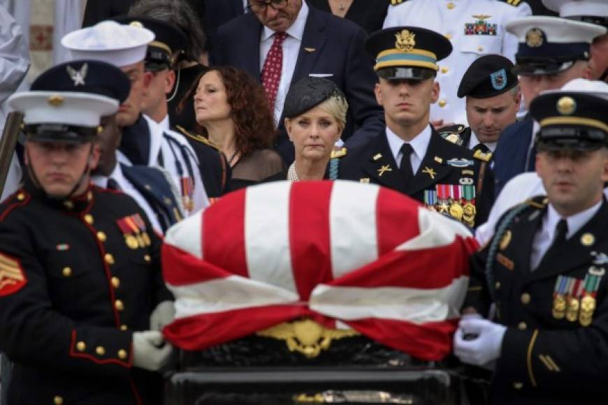 Millones de estadounidenses siguieron por televisión el funeral del senador estadounidense que falleció a los 81 años de edad a causa de un cáncer cerebral.