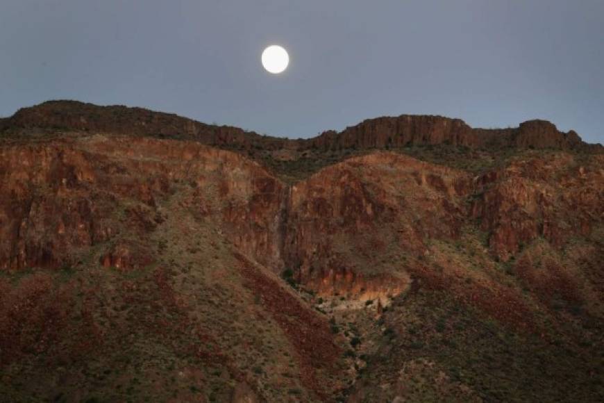 La superluna se vio un 14% más grande y un 30% más luminosa de lo usual, según la NASA. Esta imagen fue tomada en Lajitas, Texas.