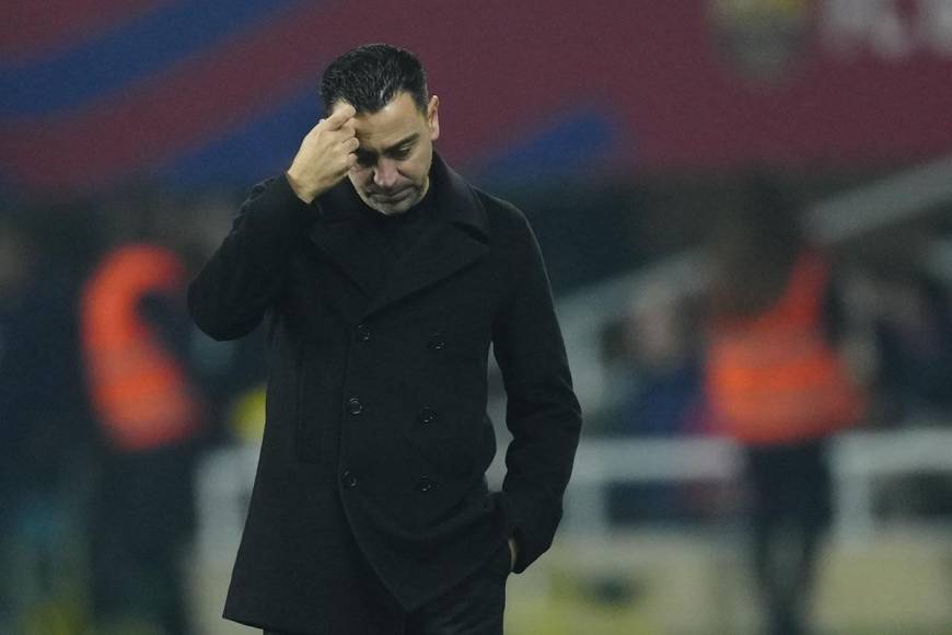 La tristeza de Xavi Hernández tras los primeros dos goles del Villarreal.