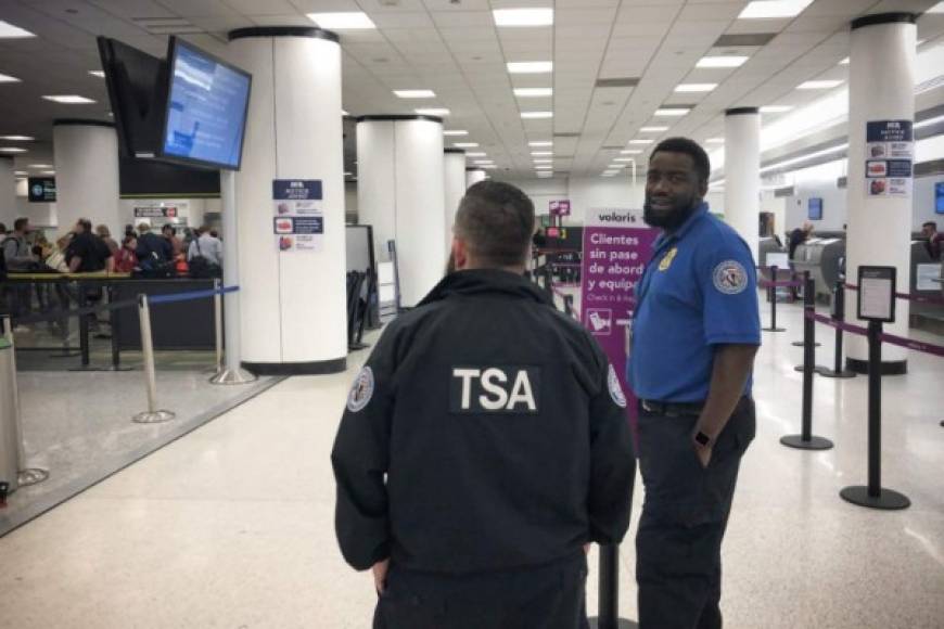 En consecuencia, los empleados de la Administración de Seguridad en el Transporte (TSA), que son considerados 'esenciales' y deben trabajar sin sueldo, están reportándose enfermos a una tasa de mayor a lo normal.