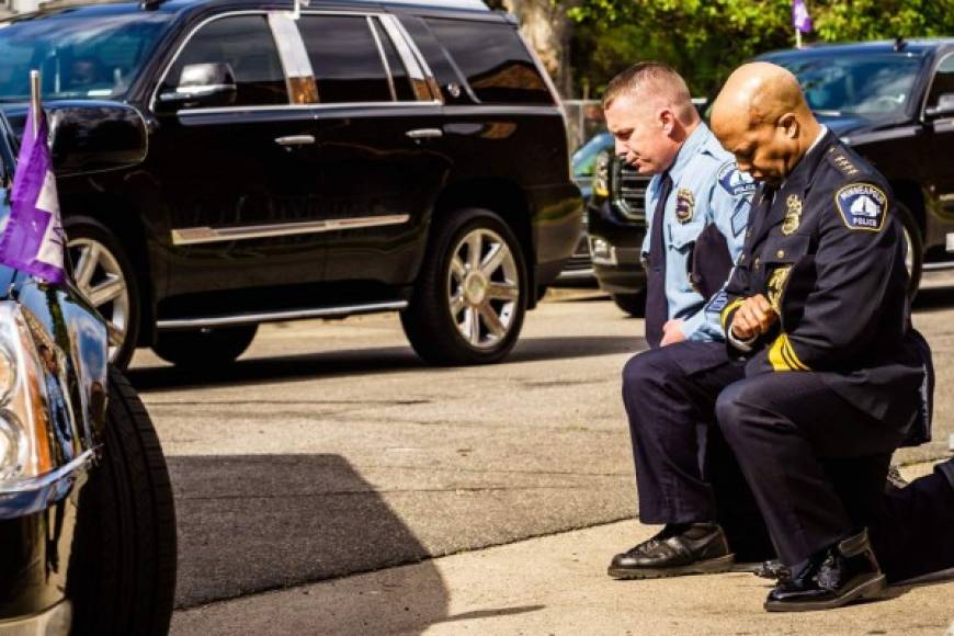 El jefe de policía de Minneapolis Medaria Arradondo se arrodilla frente al cortejo fúnebre de George Floyd para rendir homenaje a la víctima de la violencia policial.