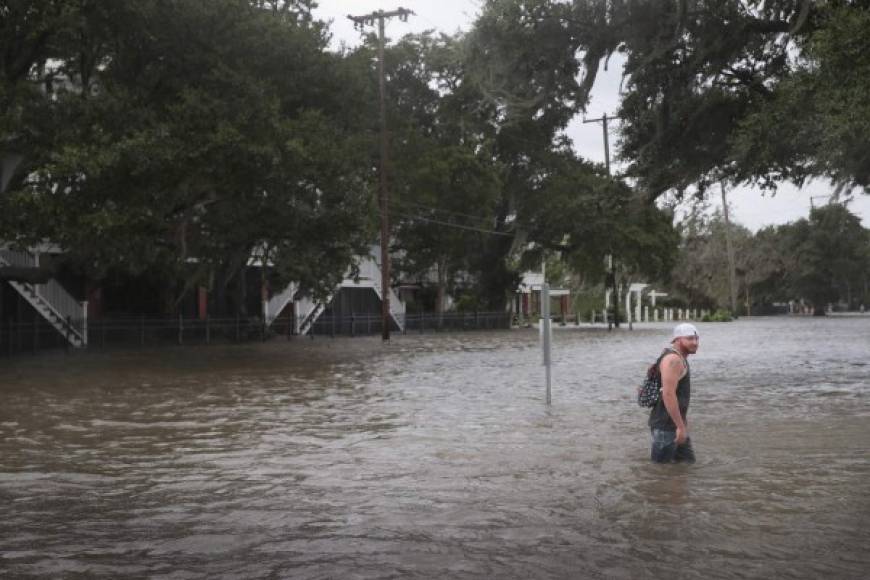 Ya convertido el domingo depresión tropical, según el último boletín del Centro Nacional de Huracanes (NHC, en inglés), se traslada ahora a 9 millas por hora (unos 15 kilómetros por hora) hacia el norte.