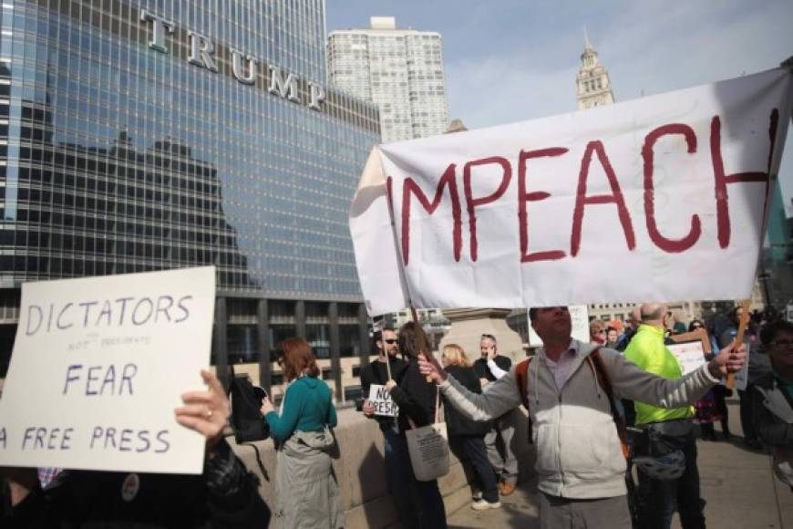 Miles de personas se manifestaron hoy en Nueva York y en otras ciudades de Estados Unidos para protestar contra el presidente Donald Trump y rechazar su gestión, de la que se cumple este lunes un me