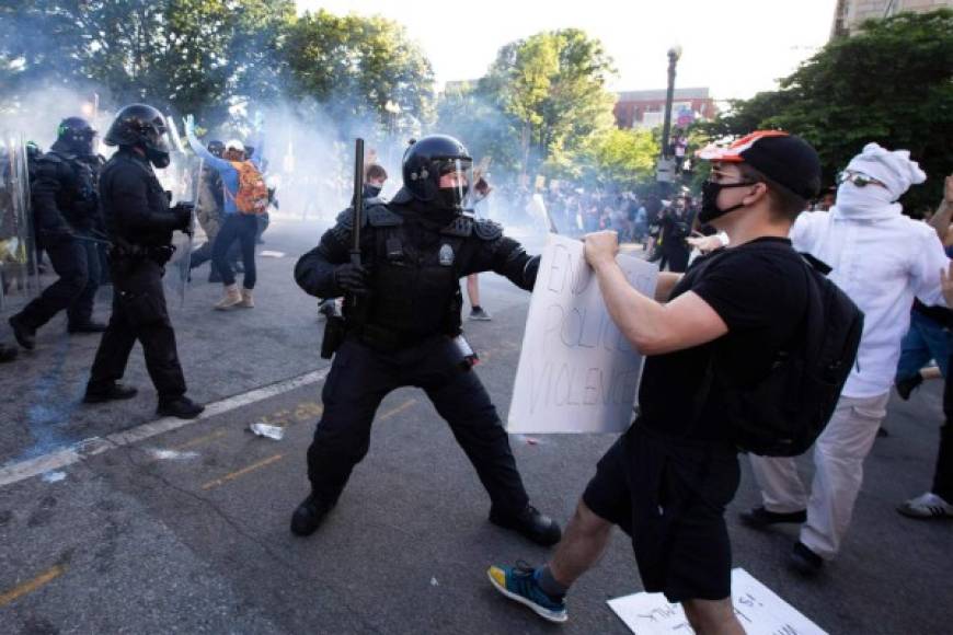 El virtual candidato demócrata a la Presidencia, el exvicepresidente Joe Biden, también se sumó a las críticas contra Trump en su cuenta de Twitter: 'lanzó gases lacrimógenos a manifestantes pacíficos y disparó balas de goma para una foto'.