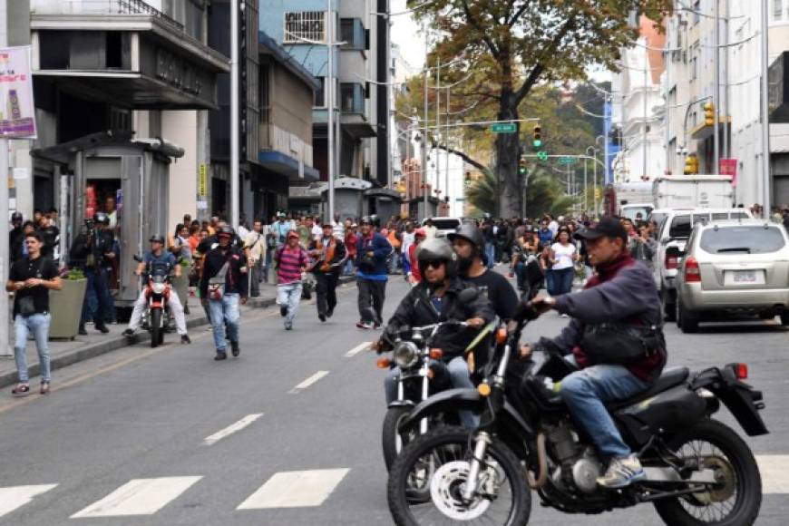 La caravana de los diputados opositores fue atacada nada más acceder al centro de Caracas donde les esperaban los colectivos.