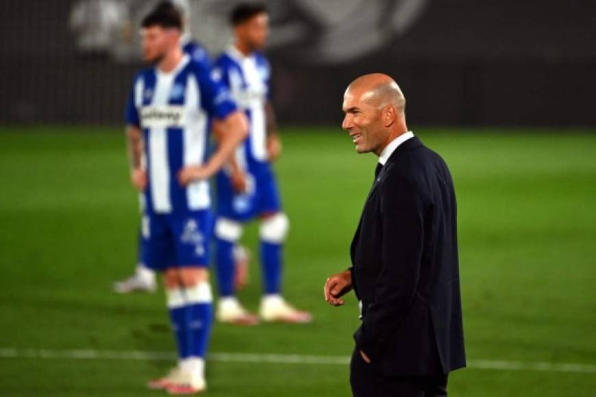 Mientras Zidane en el campo se ríe durante el partido.