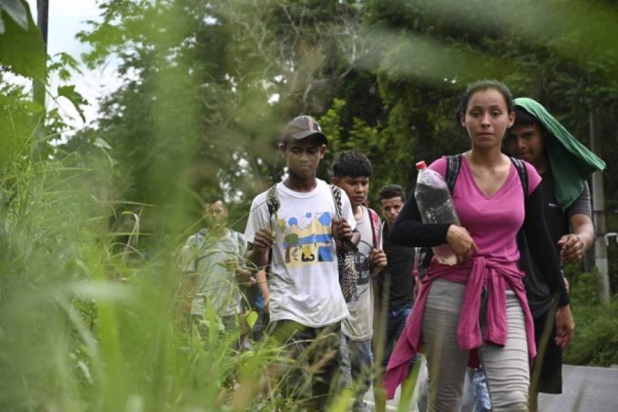 Al iniciar su camino en Guatemala, los migrantes, que avanzan dispersos y en grupos, no encontraron fuertes operativos policiales.