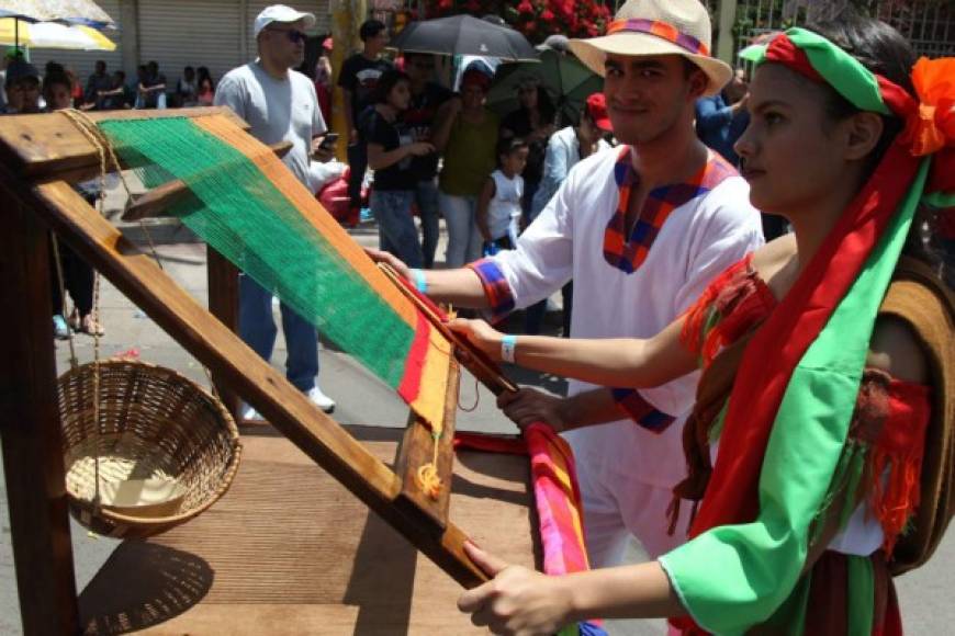 En Tegucigalpa también pasearon un telar lenca por las calles.