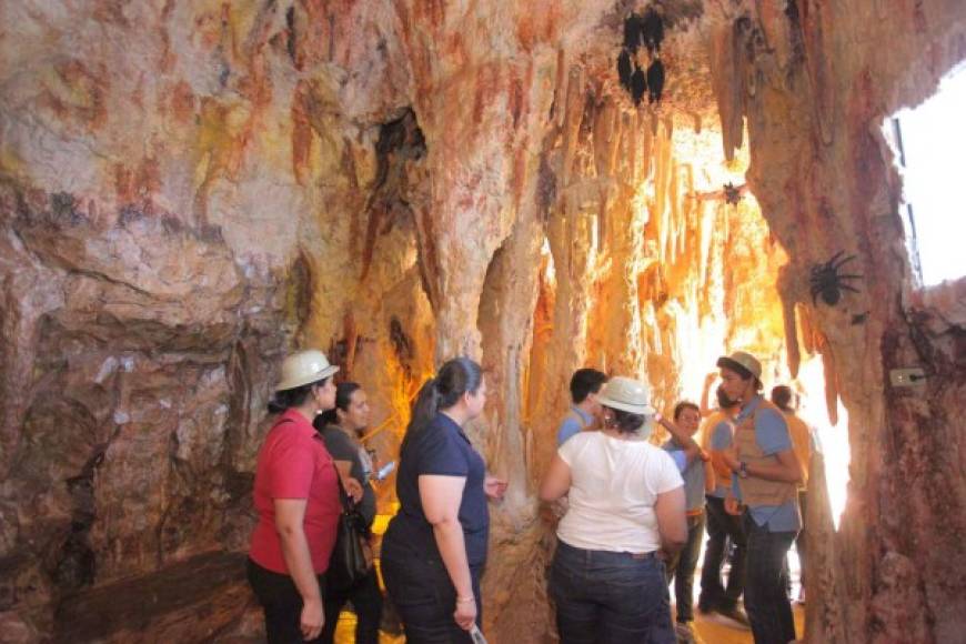 La caverna tiene gran similitud con la real, el costo para entrar a ella es de 30 lempiras para adultos y niños.
