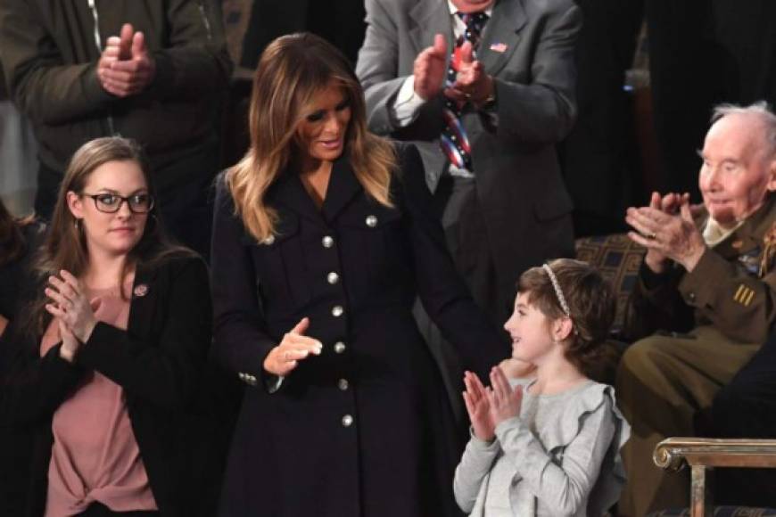 La primera dama de EEUU saluda a una de las invitadas del presidente Donald Trump.