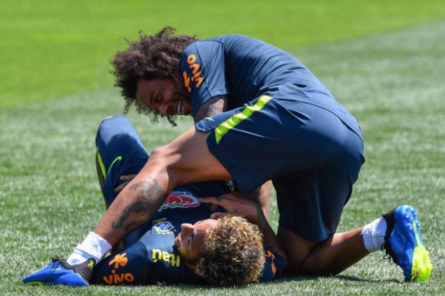 Brazil's Marcelo (R) and Neymar react during a training session at Sochi Municipal Stadium in Sochi on June 12, 2018, ahead of the Russia 2018 World Cup football tournament. / AFP PHOTO / NELSON ALMEIDA