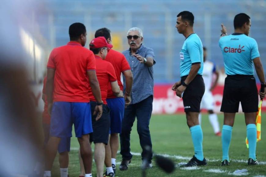 La descusión del cuerpo técnico del Olimpia con los árbitros, tras la expulsión de uno de ellos.