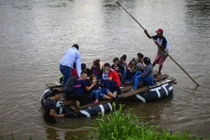 Hondureños, salvadoreños o haitianos, surcan el río que separa Guatemala de México antes de alejarse rápidamente una vez tocan la orilla mexicana.