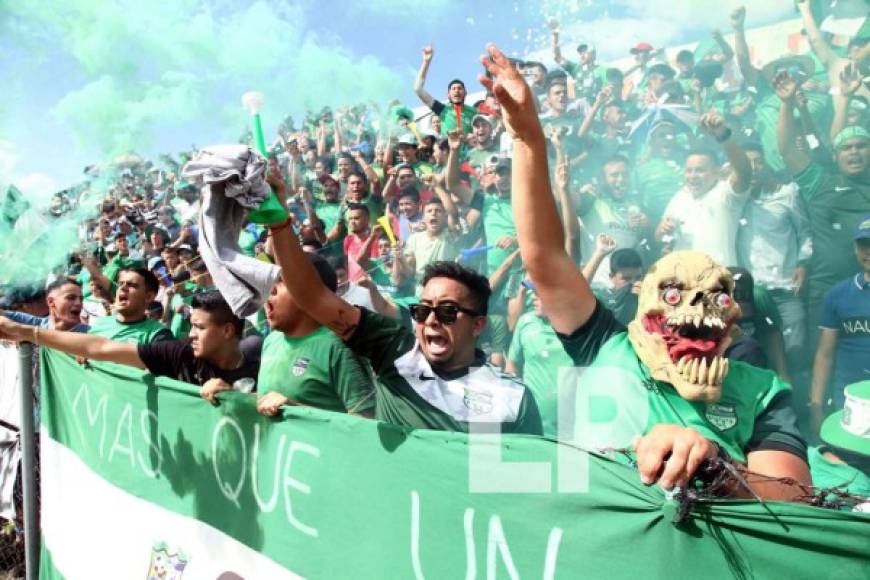 Gran ambiente realizaron los aficionados del Atlético Pinares en el estadio John F. Kennedy.