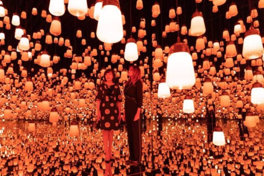 Melania visitó junto a Akie Abe el museo nacional de Tokio, donde disfrutó de una gigantesca exposición de linternas.