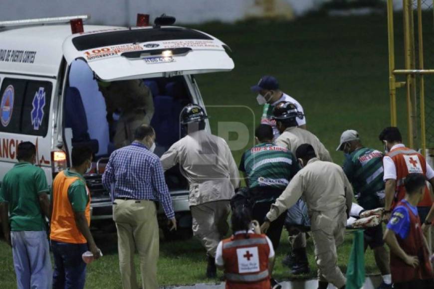 La ambulancia se encargó de llevar inmediatamente a un centro médico al colombiano Aldair Peña del Platense.